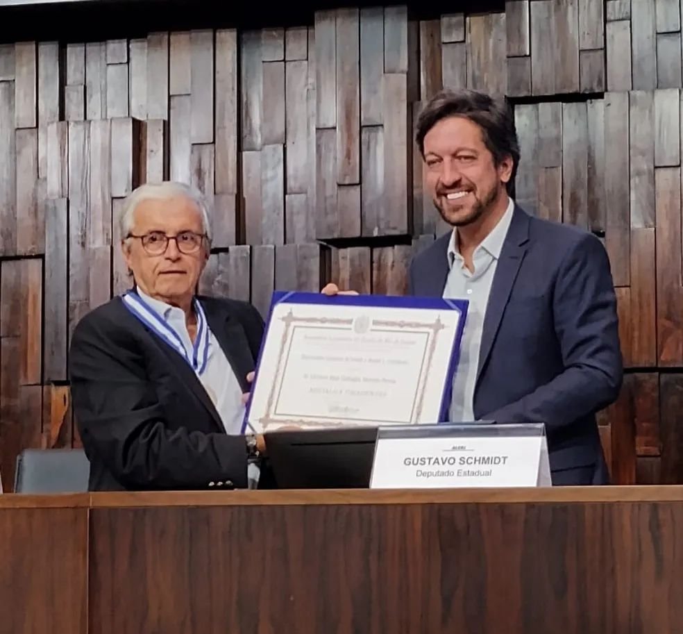 Octavio Raja Gabaglia recebendo a Medalha Tiradentes